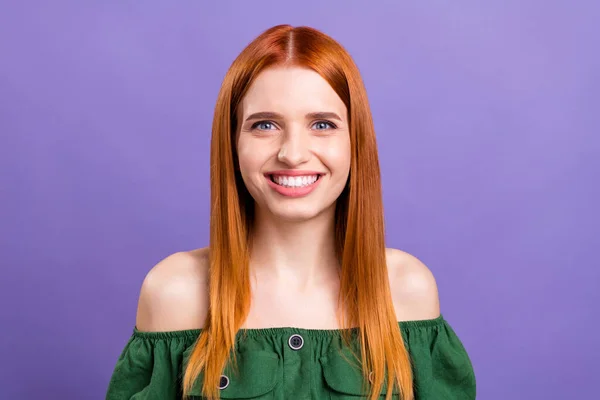 Foto de brillante joven bonita usar blusa verde sonriendo aislado color púrpura fondo — Foto de Stock