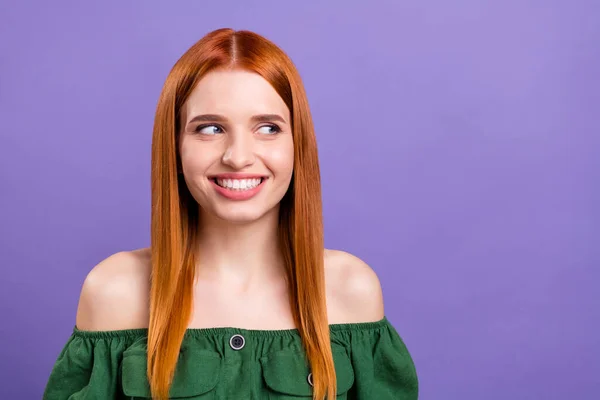 Foto de bonito cabelo vermelho milenar senhora olhar espaço vazio desgaste verde nua ombros blusa isolada no fundo cor violeta — Fotografia de Stock