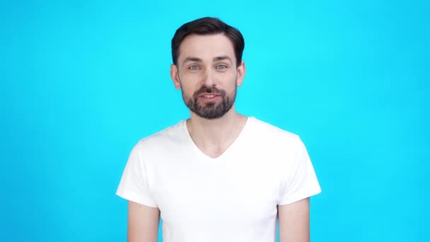 Guy video opkald ven fortælle vittighed grine isoleret blå farve baggrund – Stock-video