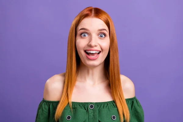 Foto de impressionado engraçado jovem senhora desgaste verde blusa olhos grandes boca aberta isolado roxo cor fundo — Fotografia de Stock