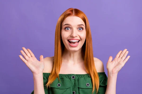 Foto di eccitato affascinante giovane donna vestita off-spalla camicetta ascendente braccia bocca aperta isolato colore viola sfondo — Foto Stock