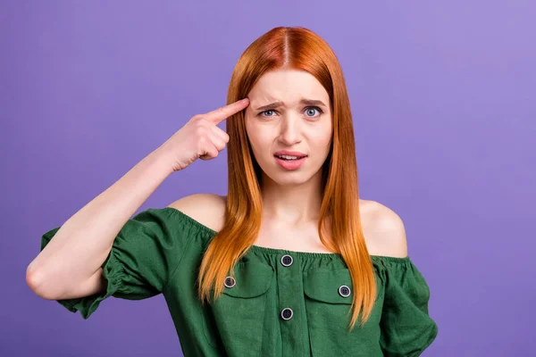 Foto de pensar cabelos vermelhos jovem senhora ponto cabeça desgaste verde aberto ombros blusa isolada no fundo cor violeta — Fotografia de Stock