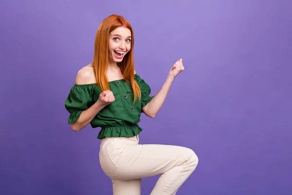 Фото дивовижної фанк молодої жінки, одягненої поза плечима блузка, що піднімається кулаками відкритий рот ізольований фіолетовий кольоровий фон — стокове фото