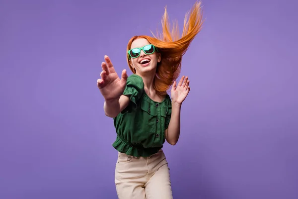 Foto av funky ingefära hår ung dam händer upp bära glasögon grön bar skuldror blus isolerad på violett bakgrund — Stockfoto