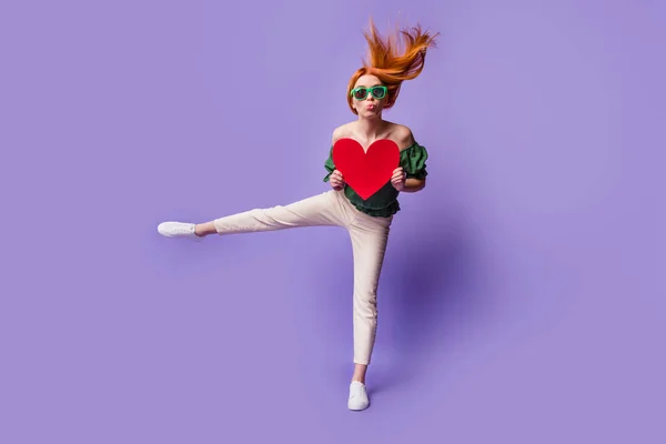 Полная длина фото фанки рыжие волосы юная леди танец с сердечным ударом поцелуй носить очки блузки брюки изолированы на фиолетовом фоне — стоковое фото