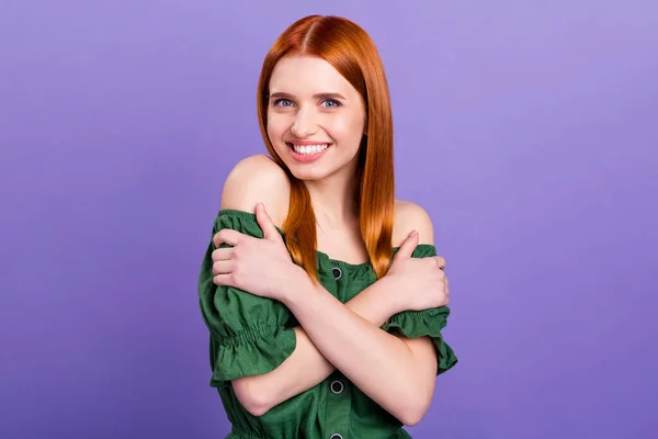 Foto de desfrutar de cabelo vermelho milenar senhora abraço-se usar blusa verde isolado no fundo violeta — Fotografia de Stock
