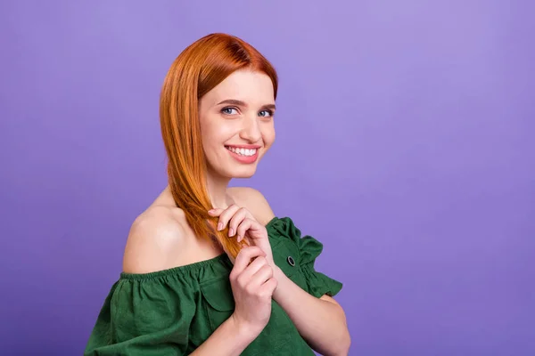 Фото смешной милой юной леди носить зеленую блузку улыбаясь держа волосы пустое пространство изолирован фиолетовый цвет фона — стоковое фото