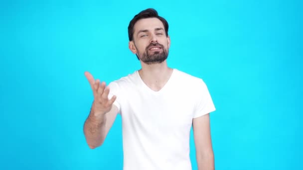 Carismático cara presente promo anúncio vlog isolado azul cor de fundo — Vídeo de Stock