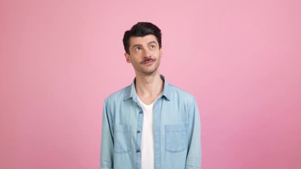 Minded inteligentní pozitivní chlap prst bradu vypadají prázdné místo najít řešení nápadů — Stock video