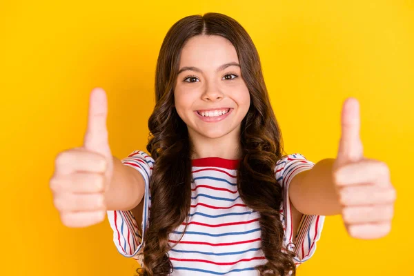 Foto van jong vrolijk vrolijk mooi meisje met golvend haar tonen duim-up goedkeuring geïsoleerd op gele kleur achtergrond — Stockfoto