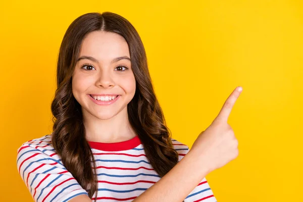Φωτογραφία του νεαρού χαρούμενα θετικά κορίτσι σημείο δάχτυλο copyspace διαφημιστικό προϊόν που απομονώνονται σε κίτρινο χρώμα φόντο — Φωτογραφία Αρχείου