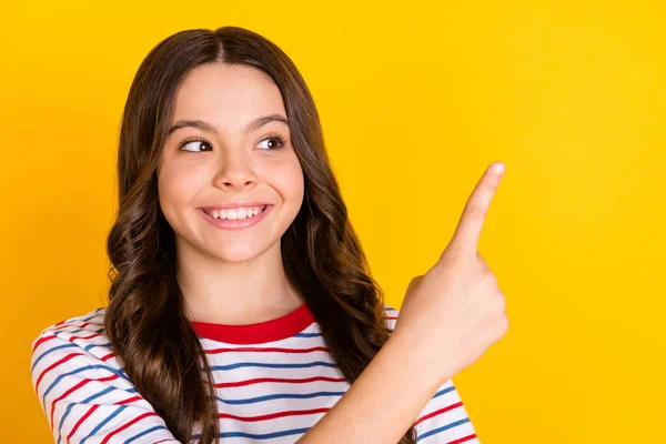 Foto de joven feliz positivo encantadora linda chica punta dedo copyspace anuncio aislado sobre fondo de color amarillo — Foto de Stock