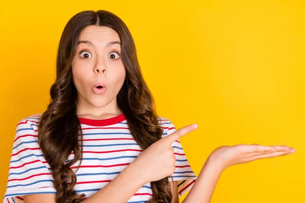 Photo Young Shocked Amazed Surprised Girl Demonstrating Product Advertisement Isolated — Stockfoto