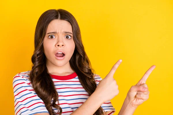 Photo Young Girl Amazed Shocked Surprised Indicate Fingers Empty Space — Stockfoto