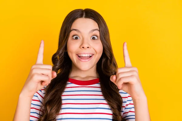 Foto Niña Feliz Sonrisa Positiva Indican Dedo Vacío Espacio Anuncio — Foto de Stock