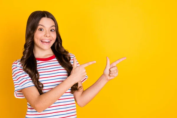 Foto av ung glad flicka glad leende visar fingrarna tomt utrymme annons promo rekommenderar råd isolerad över gul färg bakgrund — Stockfoto