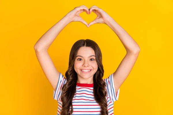 Foto Menina Feliz Sorriso Mostrar Dedos Coração Símbolo Dia Dos — Fotografia de Stock