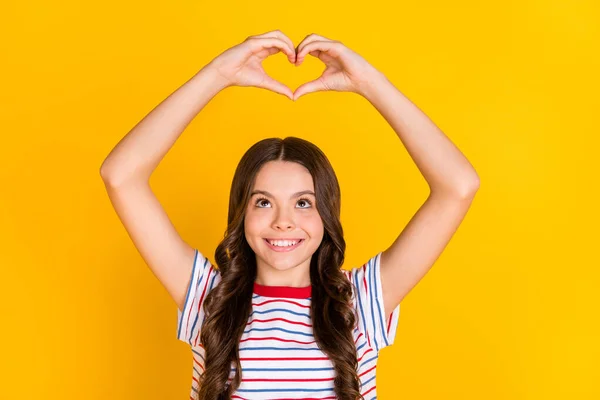 Foto Menina Feliz Sorriso Olhar Mostrar Dedos Coração Símbolo Dia — Fotografia de Stock