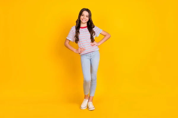 Genç Latin Bir Kızın Tam Vücut Fotoğrafı Mutlu Pozitif Gülüş — Stok fotoğraf