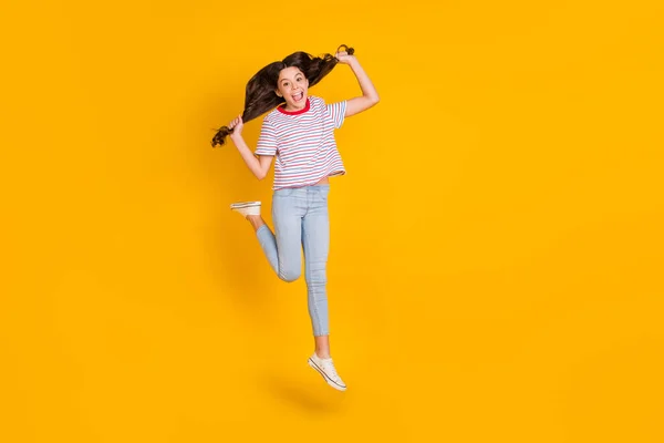 Foto Corpo Inteiro Menina Animada Feliz Sorriso Positivo Louco Saltar — Fotografia de Stock