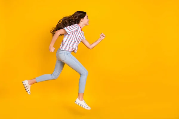 Perfil em tamanho completo foto lateral da menina saltar ir andar corrida pressa venda olhar espaço vazio isolado sobre fundo de cor amarela — Fotografia de Stock