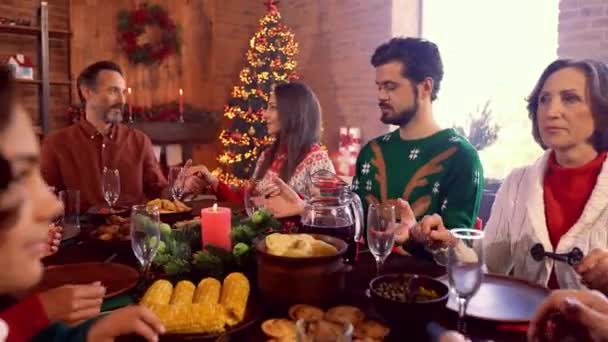 Χαρούμενη οικογένεια κάθονται δείπνο τραπέζι κρατήστε παλάμες απολαύσετε παραμονή νεράιδα προσεύχονται — Αρχείο Βίντεο