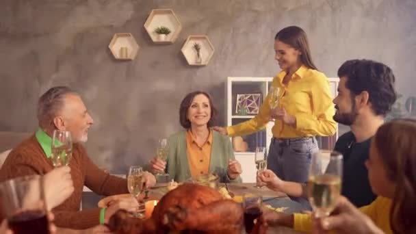 Семьи собираются люди сидят праздник мать сказать тост — стоковое видео