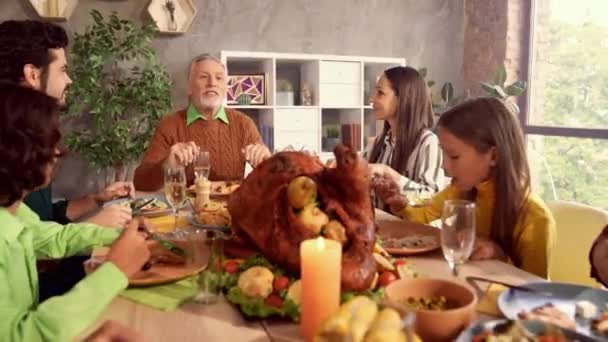 Gente reuniendo mesa de vacaciones abuelo contar historia — Vídeo de stock