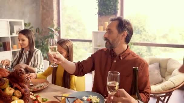 Réunion de famille clink verre à vin table assise profiter de la célébration — Video