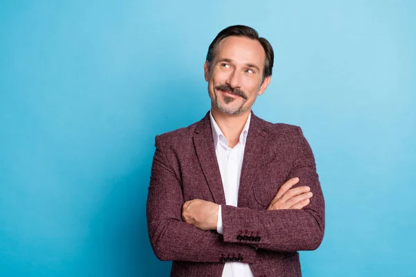 Foto de manos plegadas de mente alegre mirar estrategia de plan de espacio vacío usar chaqueta roja aislado fondo de color azul —  Fotos de Stock