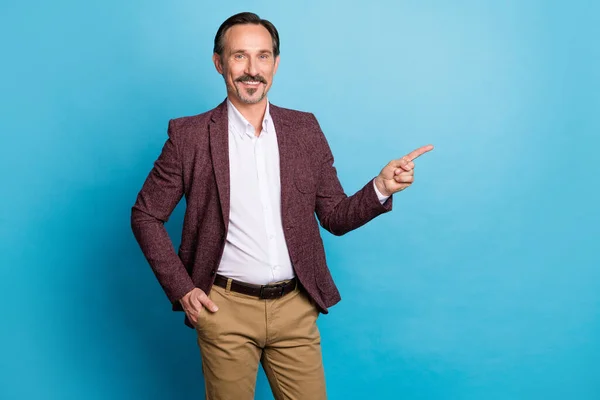 Foto Homem Positivo Indica Indicador Vazio Espaço Desgaste Vermelho Blazer — Fotografia de Stock