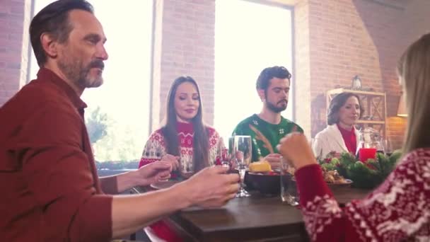 Sonhador inspirado família completa segurar as mãos rezar sentar mesa de jantar — Vídeo de Stock