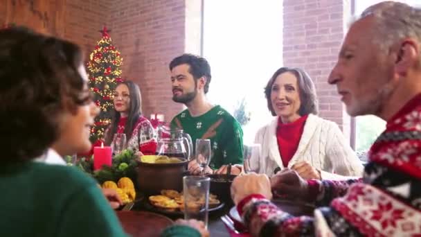 Alegre família grupo sentar mesa ter engraçado conversa desfrutar jantar refeição — Vídeo de Stock