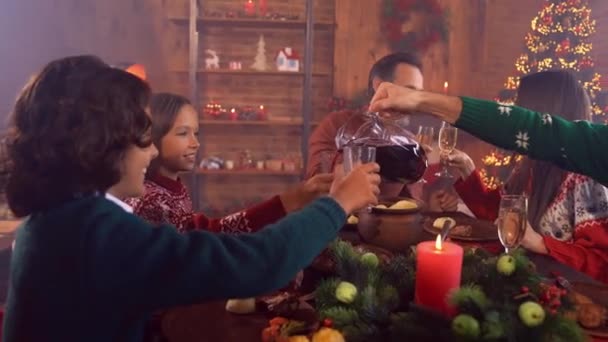 เฟสทัล ปาร์ตี้ ครอบครัว การชุมนุม แบ่งปัน เอ็กซ์-คริสต์มาส อาหารเย็น พ่อ เท น้ําตาลทราย — วีดีโอสต็อก