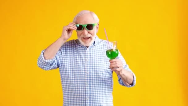 Сумасшедший фанки дедушка пьет коктейль шоу рога жест — стоковое видео