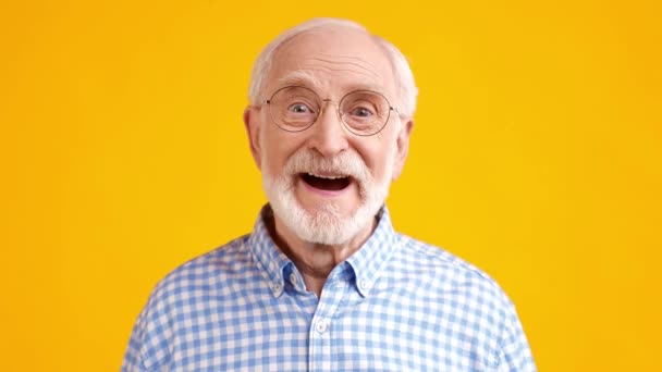 Excited amazed dreamy grandpa look camera close eyes — Stock Video