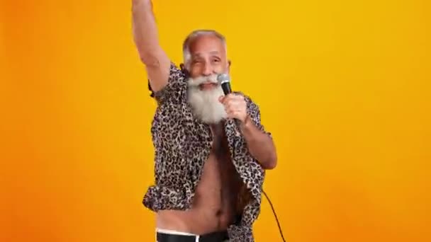 Αστεία τρελό ενθουσιασμένοι ηλικιωμένοι τραγουδιστής κατέχουν μικρόφωνο τραγουδούν αγαπημένο ρετρό τραγούδι — Αρχείο Βίντεο