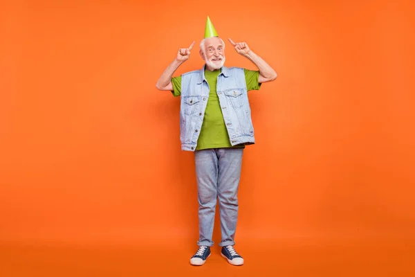 Foto de hombre bastante guapo pensionista vestido chaleco denim retro señalando dedos aniversario tapa aislado color naranja fondo —  Fotos de Stock