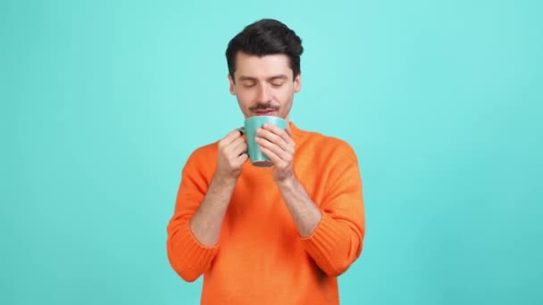 Ispirato positivo rilassato ragazzo godere aroma caffè sguardo vuoto spazio sogno — Video Stock