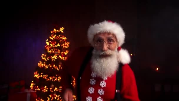 Funky vrolijke gek santa claus genieten van dans veel plezier — Stockvideo