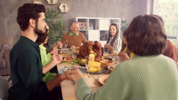 Dream family meeting people sit table hold hands pray — Stock Video