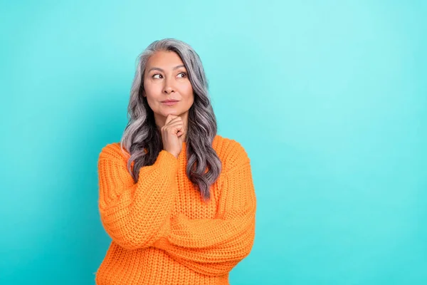 Retrato de atraente mulher de cabelos grisalhos pensando pergunta perguntar pista adivinhar isolado sobre brilhante teal turquesa cor de fundo — Fotografia de Stock