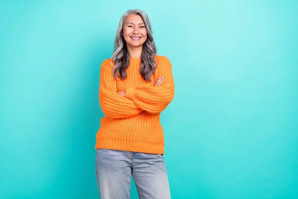 Retrato de atraente alegre mulher de cabelos grisalhos dobrado braços rindo piada engraçada isolado sobre vivo teal turquesa cor de fundo — Fotografia de Stock