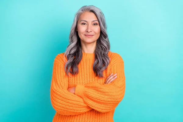 Retrato de contenido atractivo alegre mujer de pelo gris brazos cruzados aislados sobre fondo de color turquesa verde azulado vibrante — Foto de Stock