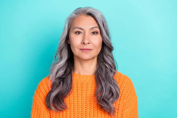 Porträt Eines Attraktiven Inhalts Ruhige Grauhaarige Frau Trägt Orangefarbenen Pullover — Stockfoto
