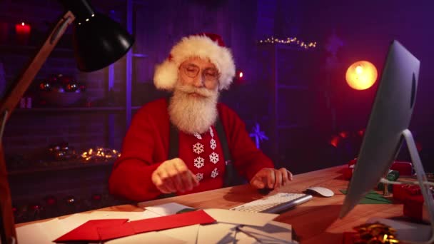 Papai Noel positivo sentar pólo norte ler ordens carta de verificação — Vídeo de Stock