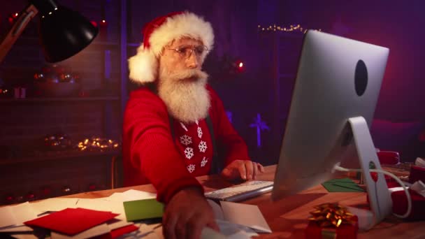 Τρελά προσβεβλημένος θυμωμένος Άγιος Βασίλης διαβάσει την έκθεση του υπολογιστή έχουν τηλεφώνημα κραυγή — Αρχείο Βίντεο