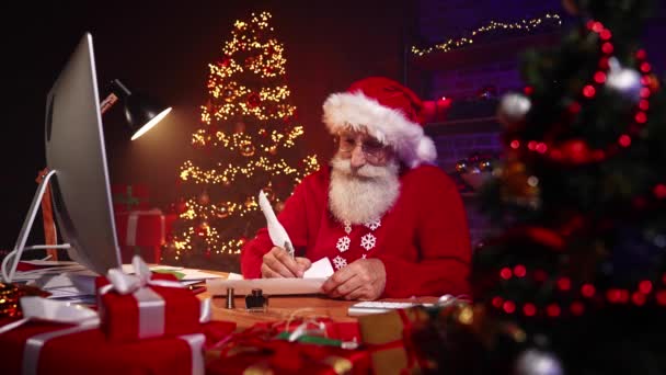 Santa Claus sedět stůl pozdě v noci psát dopis inkoust peří — Stock video