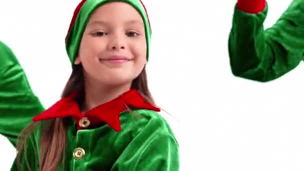 Trzech zabawnych pomocników elfa cieszyć się imprezą wolny czas taniec — Wideo stockowe