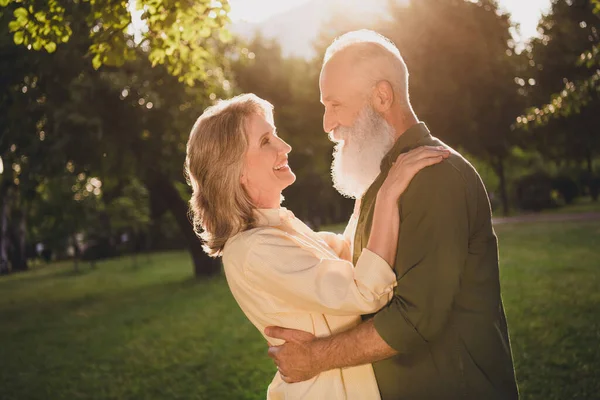 Foto de perfil de la emoción opimista viejo pelo gris pareja abrazo desgaste tendencia camisas fuera pasar tiempo libre — Foto de Stock